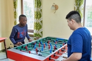 Zwei Jungen spielen Kicker im Oratorium Don Bosco