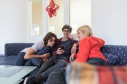 Junge Menschen auf der Couch in der Lounge
