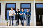 Mitarbeiter des Oratoriums auf dem Balkon