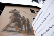 Beschilderung auf dem Campus und Don Bosco Malerei auf der Fassade des Oratorium-Gebäudes