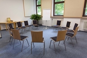 Stuhlkreis und Flipchart im Seminarraum