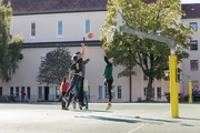 Jugendliche spielen Basketball auf dem Campus Don Bosco