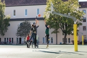 Jugendliche spielen Basketball auf dem Campus Don Bosco